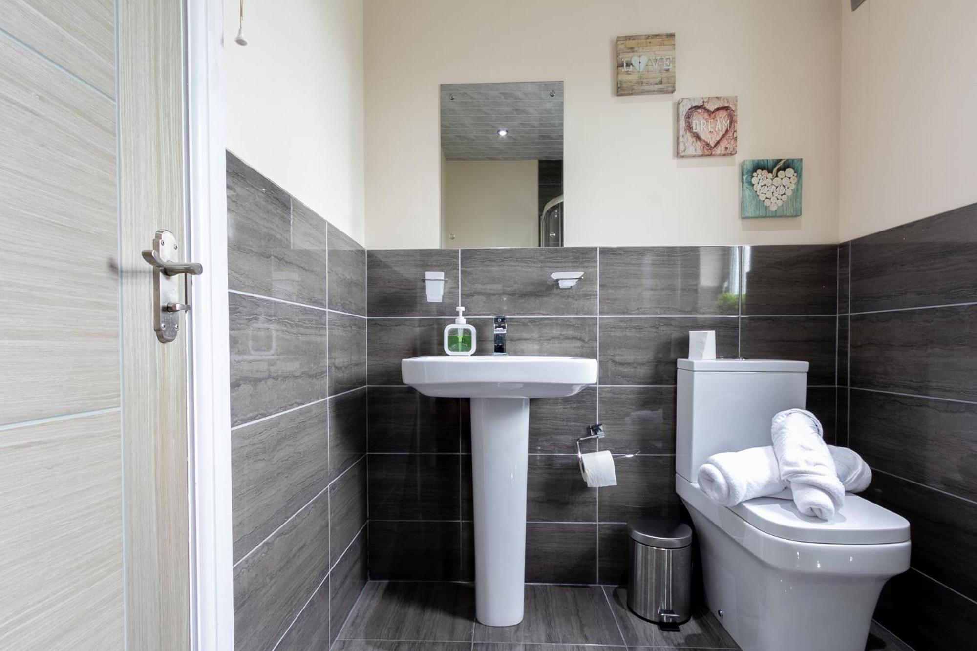 코번트리 Bathway House - Free Secured Parking And Wifi 아파트 외부 사진
